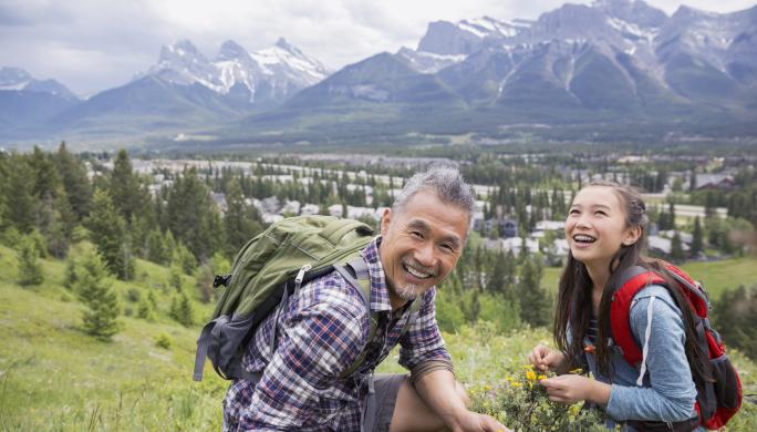 couple backpacking on vacation